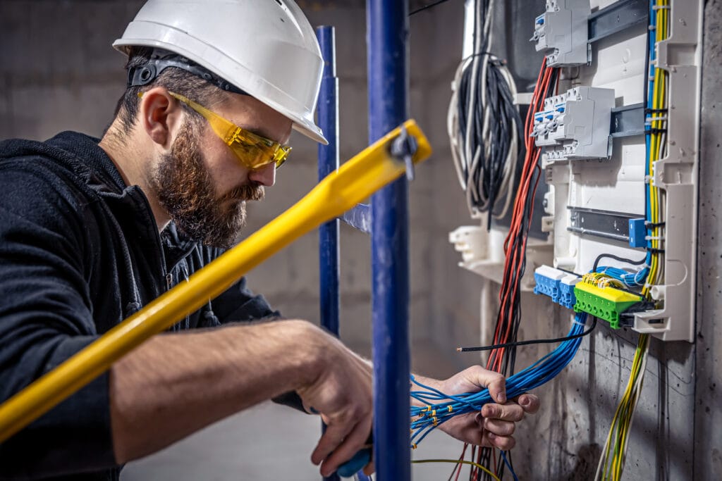 Electrician în Oradea instalând un tablou electric